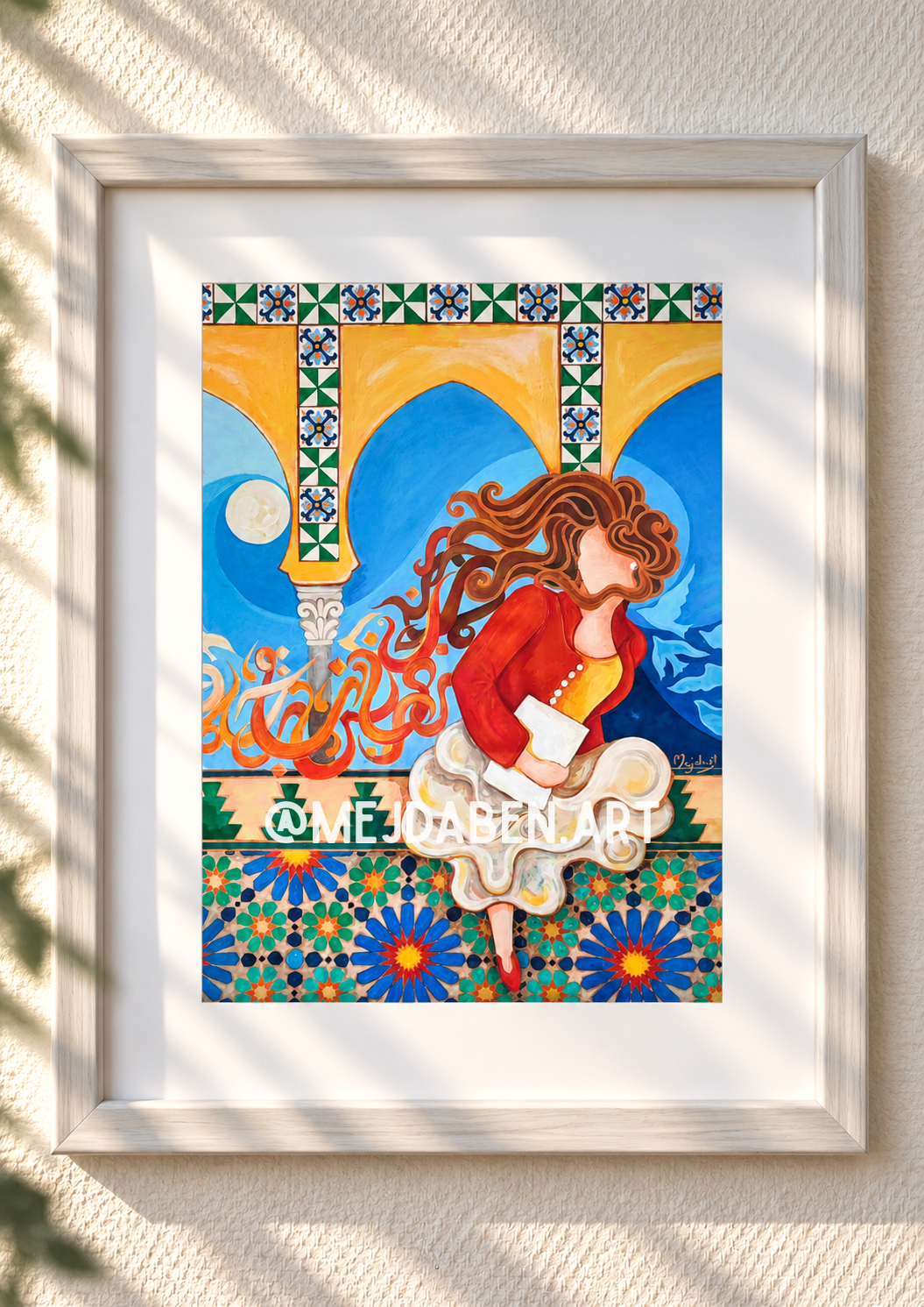 Femme algéroise habillé d'un élégant karakou et serouel mdawer tenant un livre, qui laisse échapper de sa chevelure la calligraphie arabe dans un décor mauresque algérois